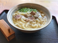 鴨なんばうどん　表面をサッと焼いてからお出汁の中へ。