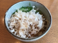 よなきうどん　きざみあげ、おぼろ昆布、花かつおで風味、旨味をアップ！