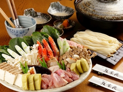 魚介や鶏肉、つみれ団子とお野菜、それらと大阪の食の要【お出汁】で食して下さい。